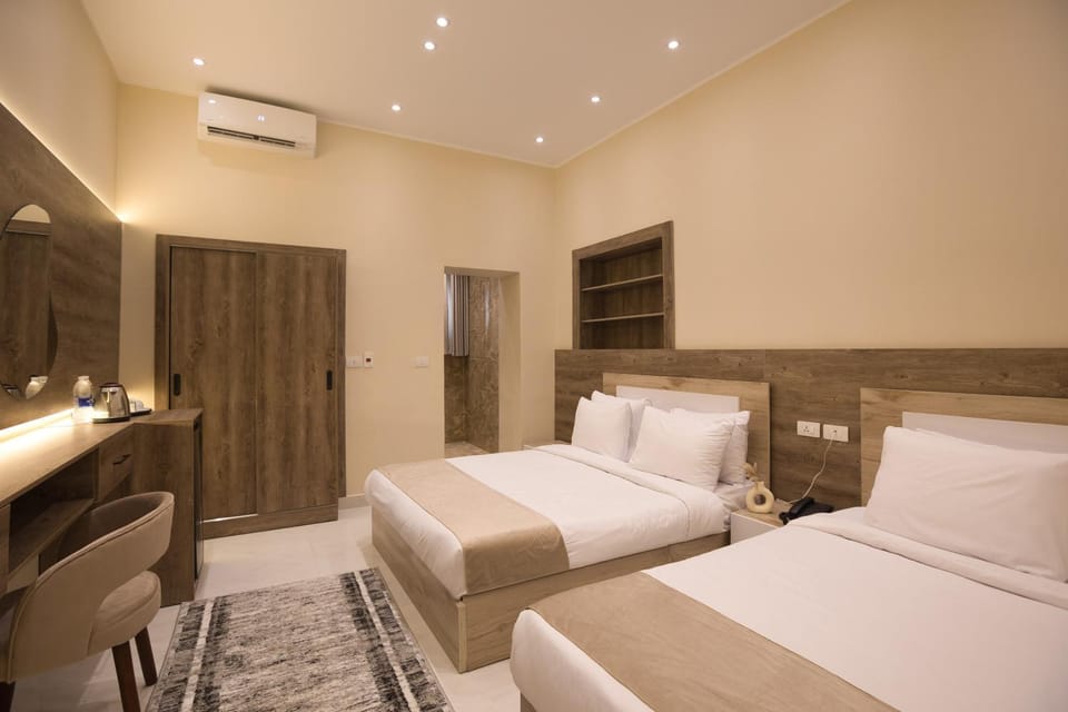 Bed, Living room, Photo of the whole room, Seating area, Bedroom, internet, wardrobe, air conditioner