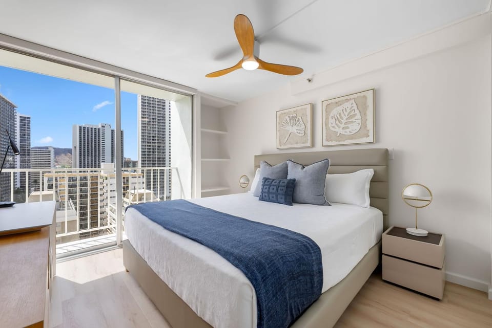 Bed, View (from property/room), Photo of the whole room, Decorative detail, City view