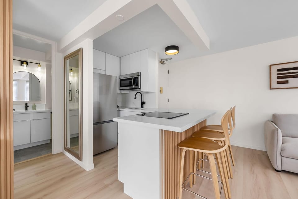 Kitchen or kitchenette, Living room, Seating area, Dining area