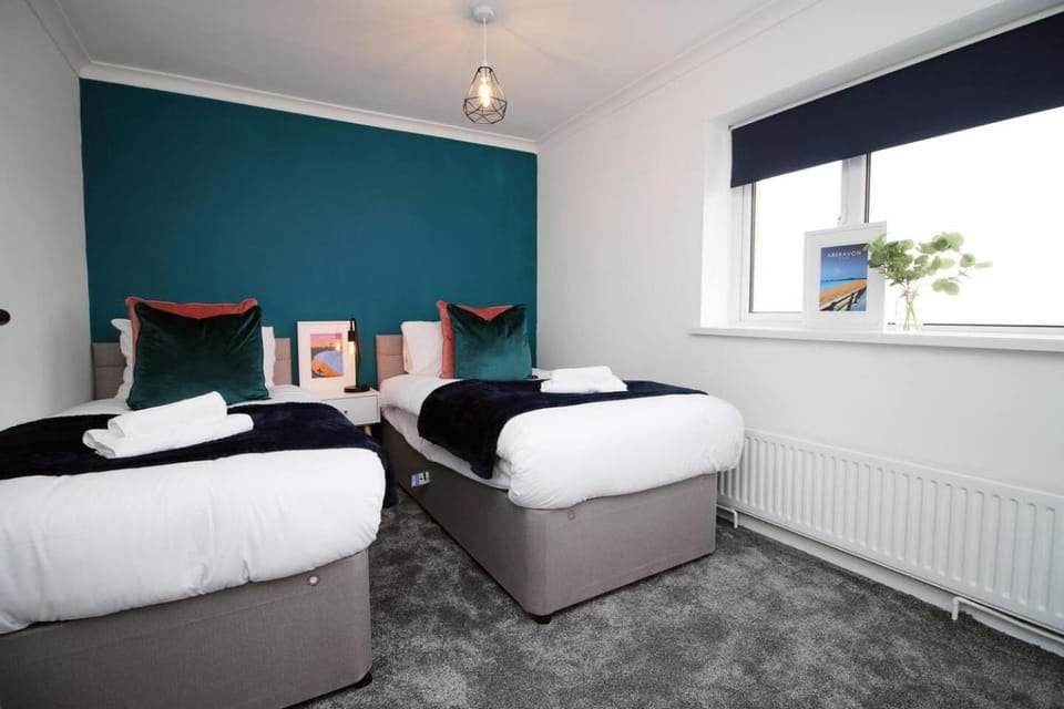3 Bedroom House in Port Talbot with Parking and Sea View House in Wales