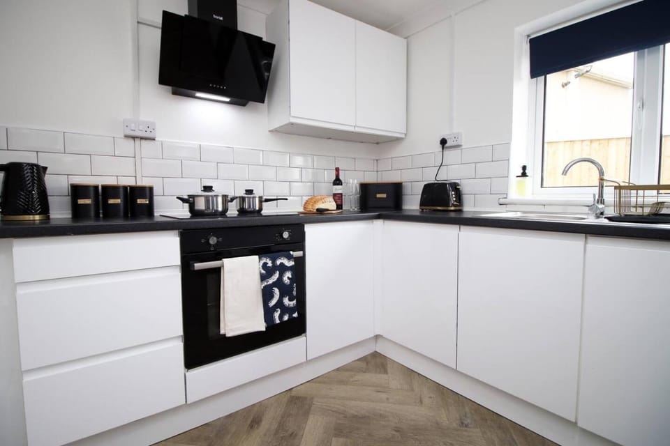 Coffee/tea facilities, Kitchen or kitchenette, oven, stove, toaster