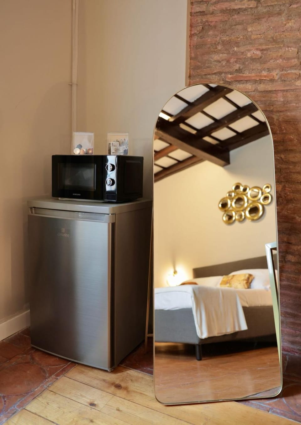 Photo of the whole room, Bedroom, minibar, oven