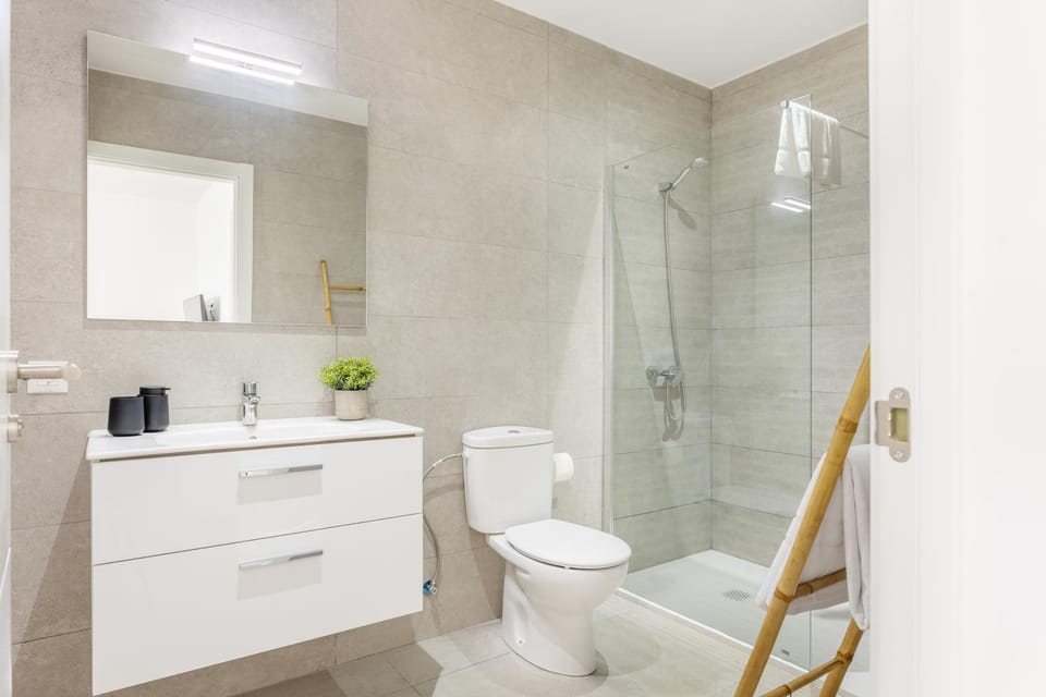 Shower, Toilet, Bathroom, towels