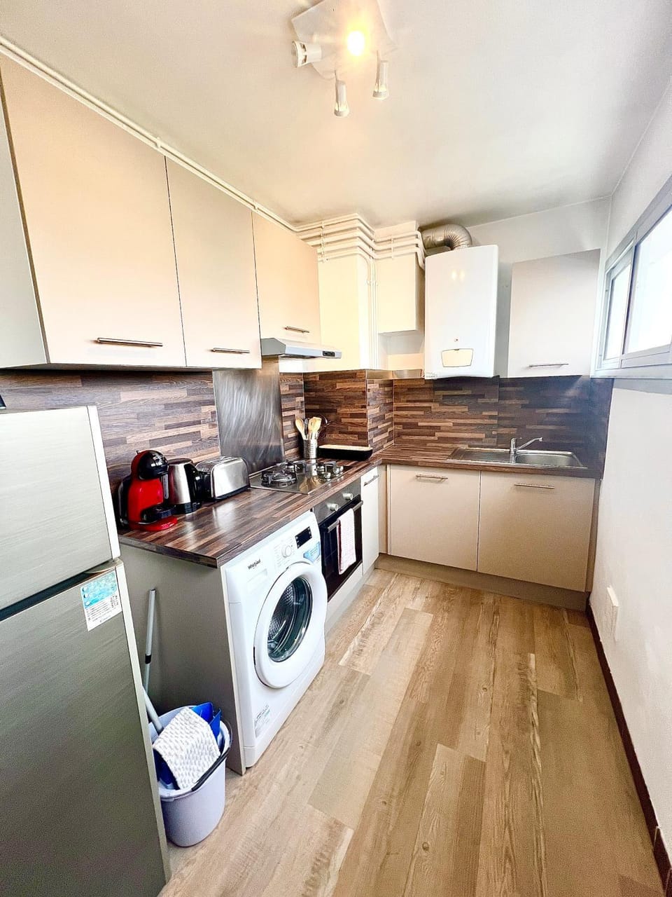 Coffee/tea facilities, Kitchen or kitchenette, oven, stove, toaster