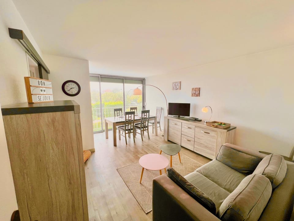 TV and multimedia, Living room, Seating area, Dining area