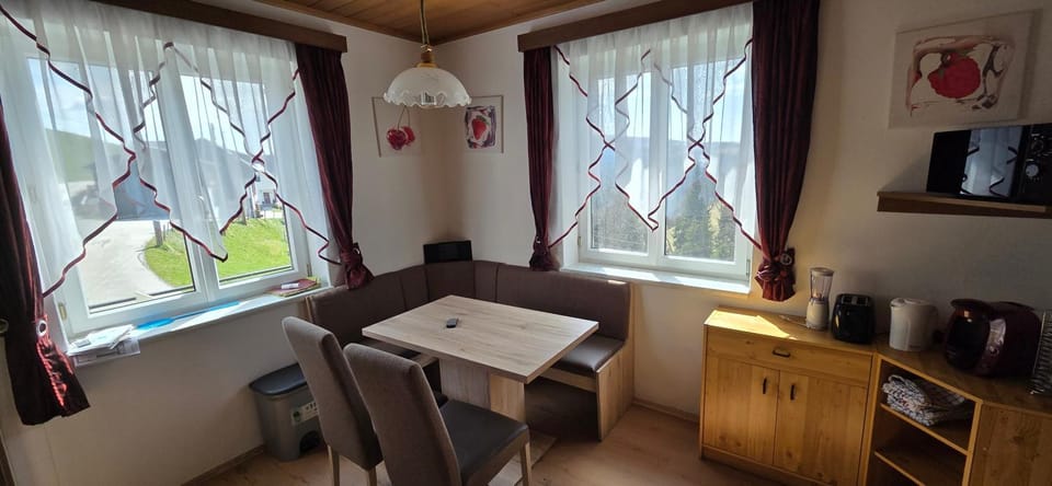 Seating area, Dining area