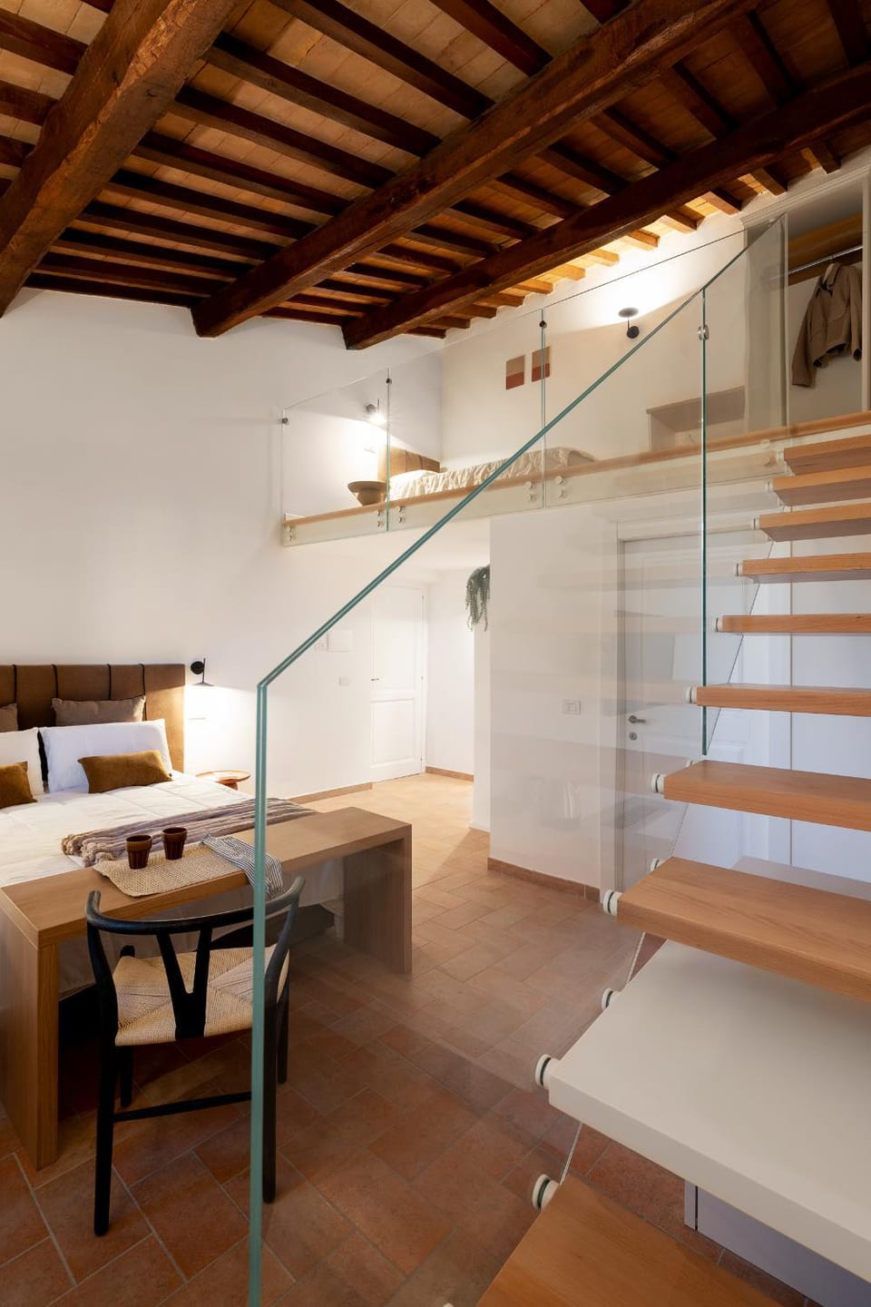 Bed, TV and multimedia, Coffee/tea facilities, Photo of the whole room, Bedroom, minibar, safe, wardrobe, air conditioner