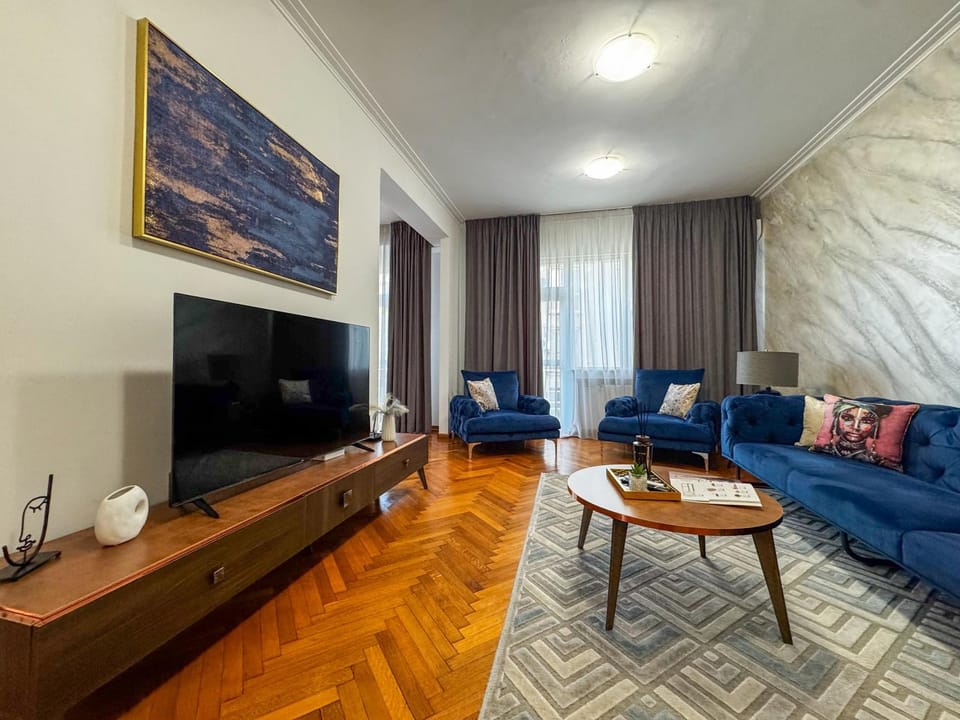 TV and multimedia, Living room, Seating area, Evening entertainment