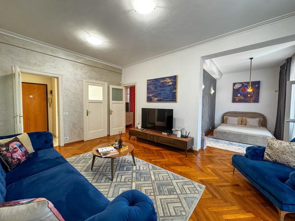 Bed, TV and multimedia, Living room, Photo of the whole room, Seating area, Dining area, Evening entertainment, Bedroom