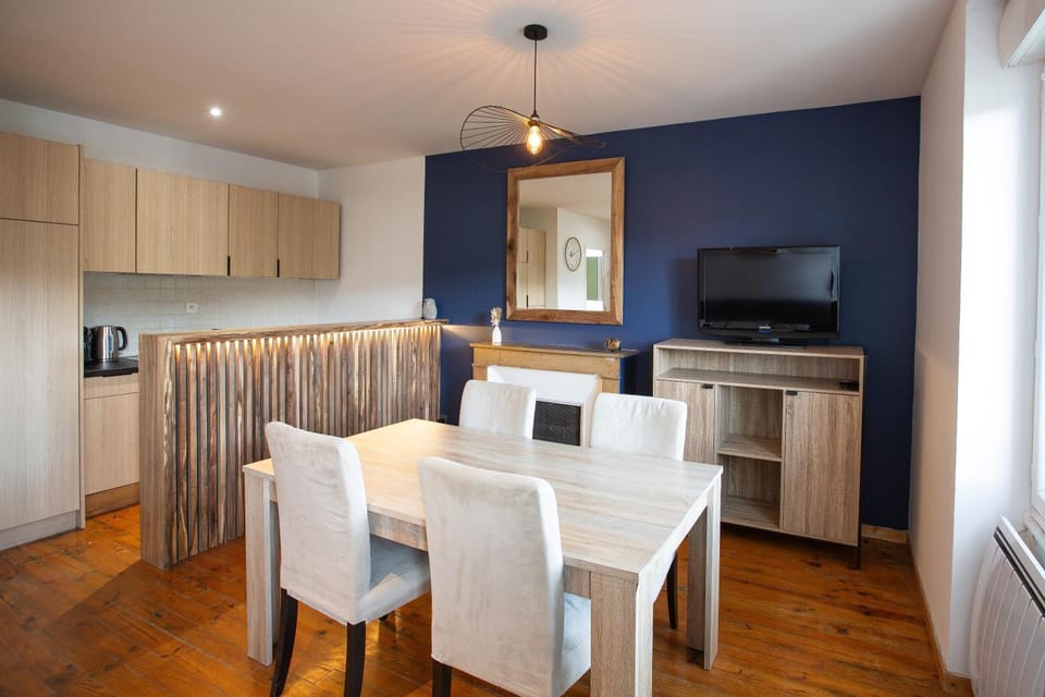 TV and multimedia, Kitchen or kitchenette, Living room, Seating area, Dining area, oven, stove