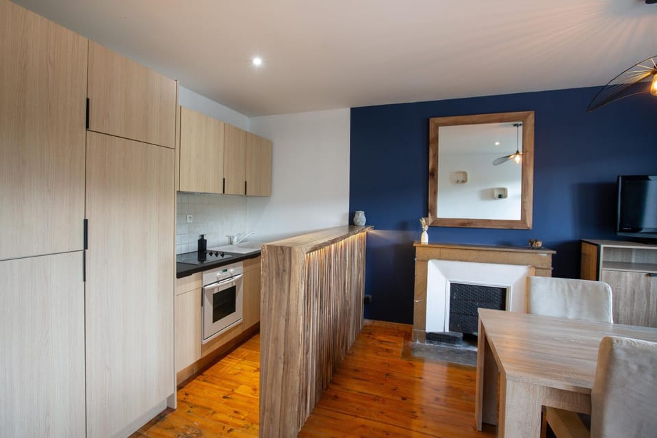 Kitchen or kitchenette, Dining area, oven, stove