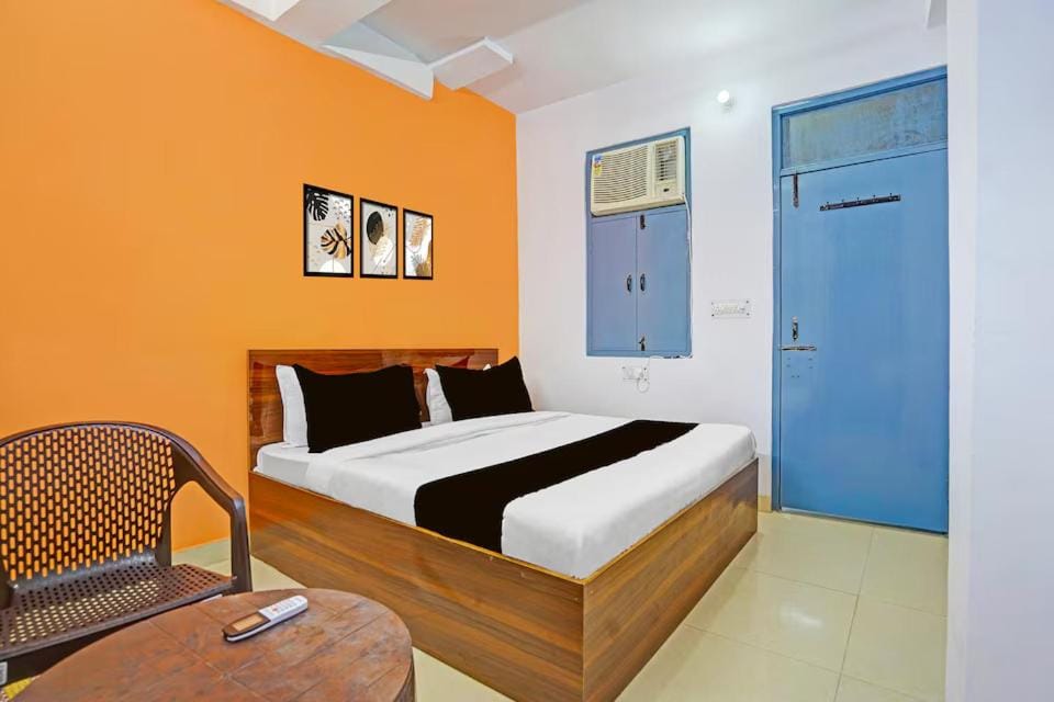 Hotel The Walking Near Sec 18 Metro Hotel in Noida