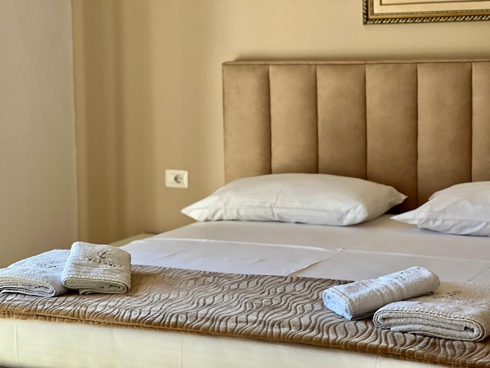 Bed, towels