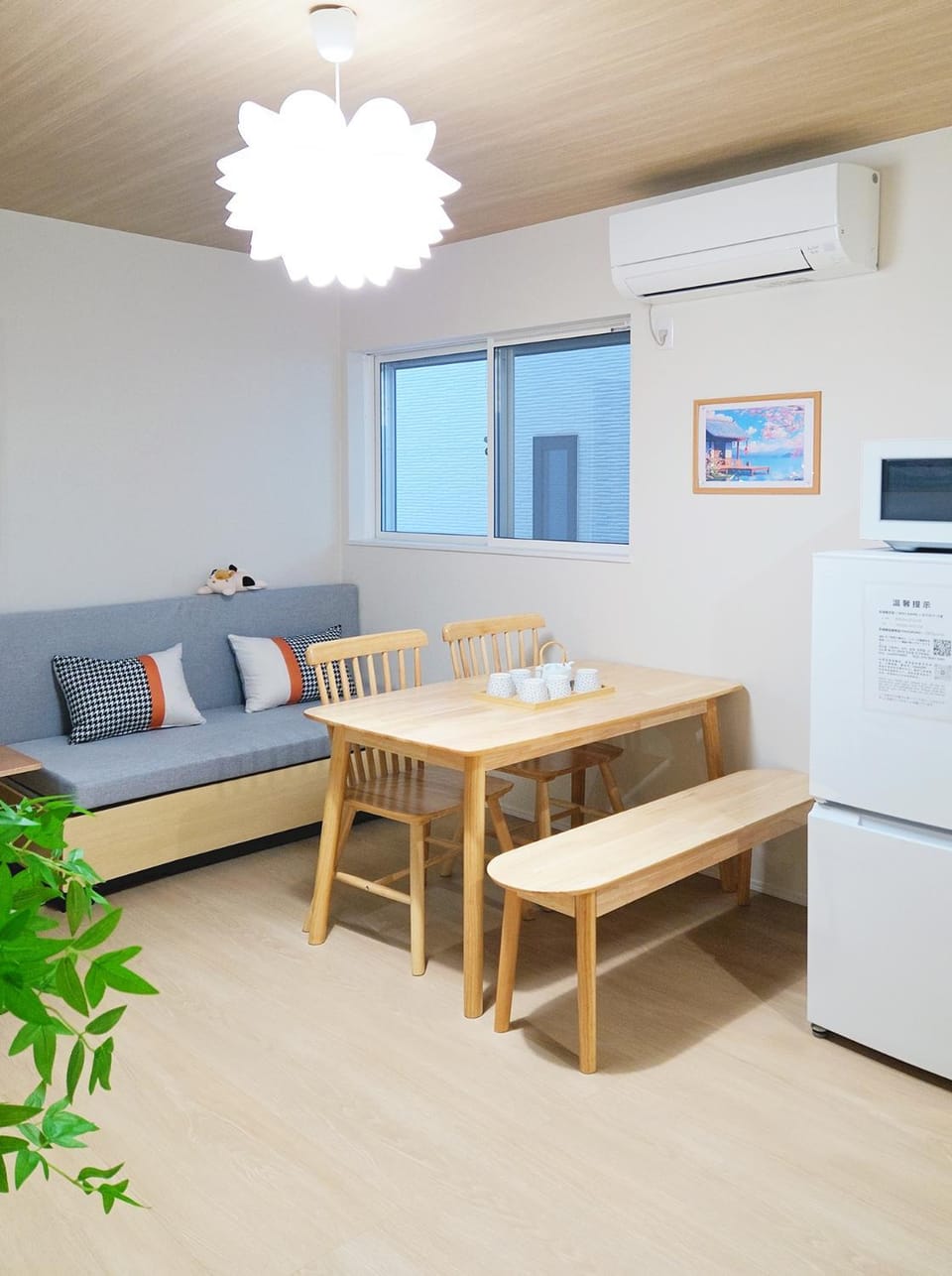 Living room, Seating area, Dining area