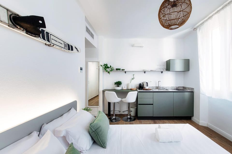 Bed, Kitchen or kitchenette, Photo of the whole room, Dining area, Bedroom