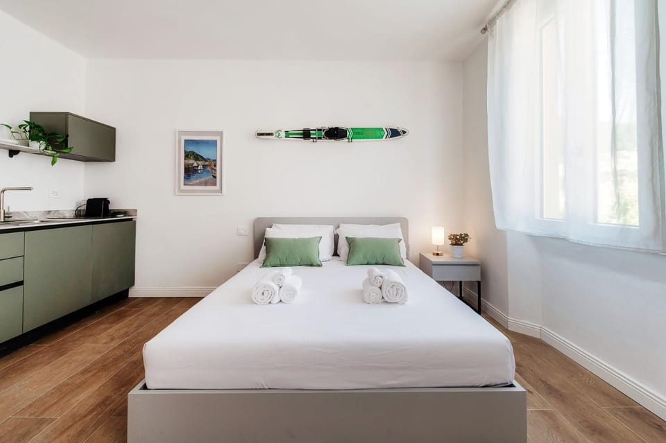 Bed, Kitchen or kitchenette, Photo of the whole room, Bedroom, towels