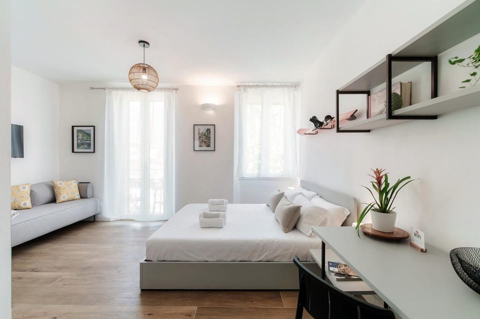 Bed, TV and multimedia, Photo of the whole room, Seating area, Bedroom