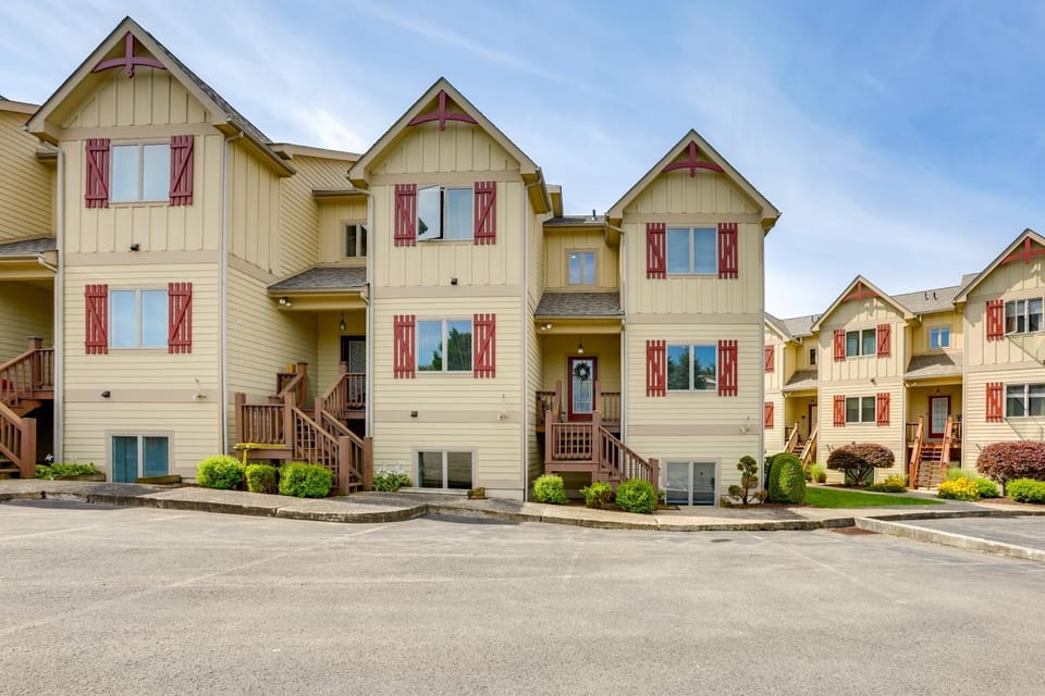 < Half-Mi to Lake: Townhome w/ Hot Tub in McHenry! House in McHenry