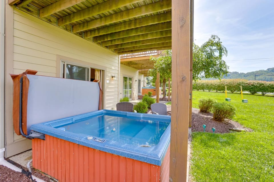 < Half-Mi to Lake: Townhome w/ Hot Tub in McHenry! House in McHenry