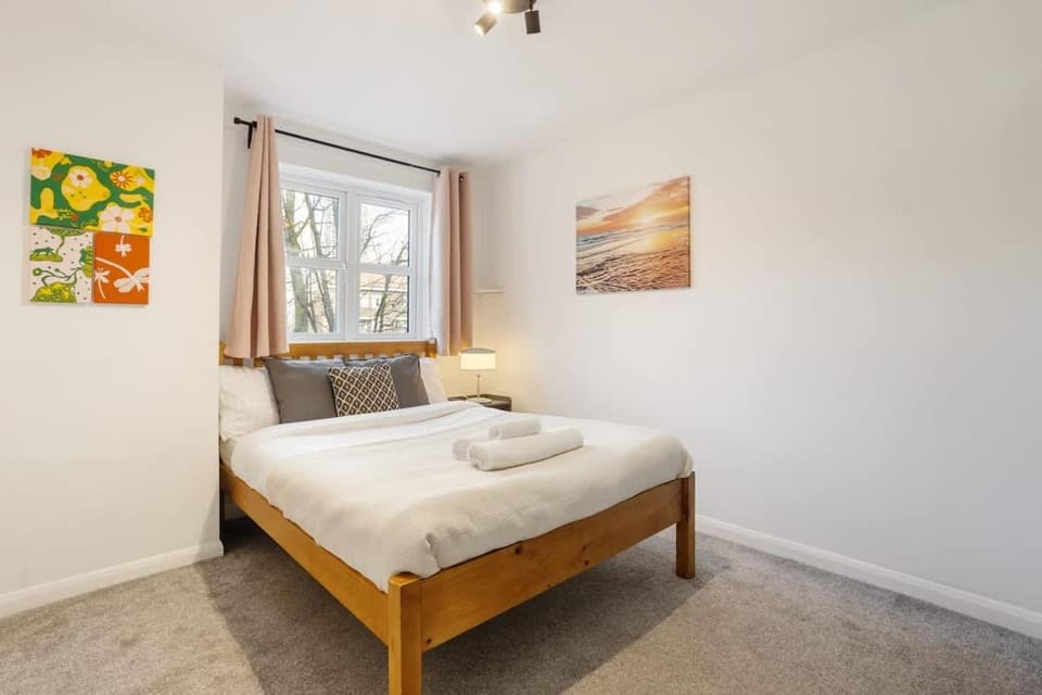 Designer Flat 4Bed Flat by River - Free Parking Apartment in London