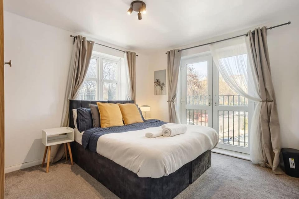 Designer Flat 4Bed Flat by River - Free Parking Apartment in London