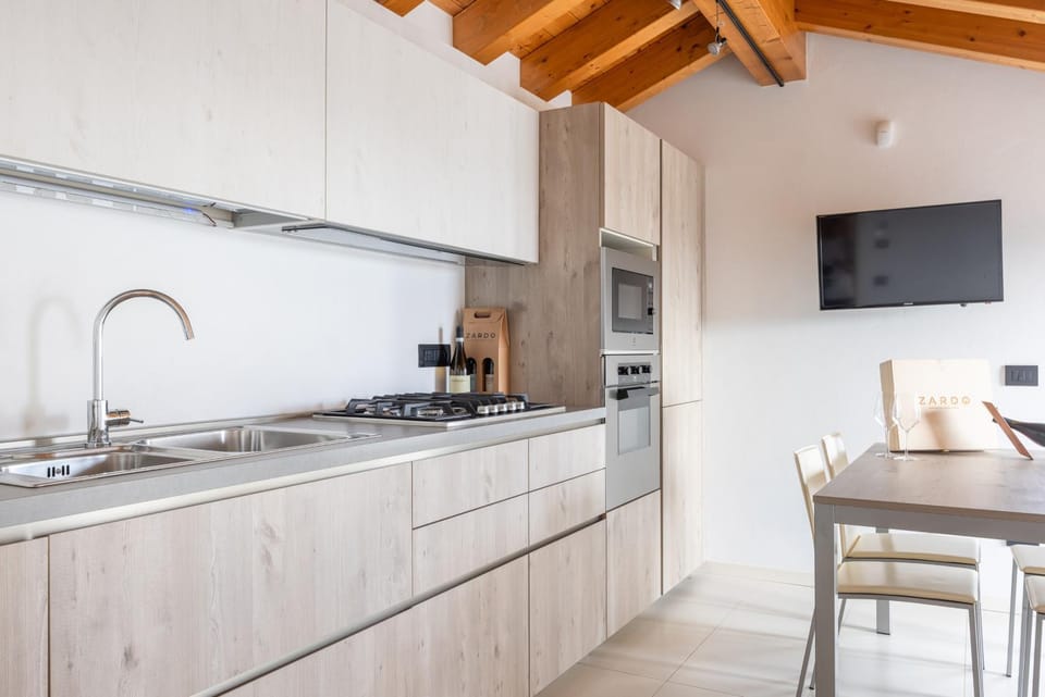 TV and multimedia, Kitchen or kitchenette, Dining area, stove