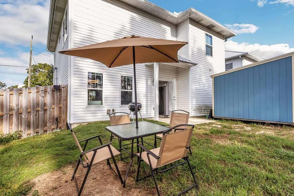 Sunny Daze by Emerald Coast Retreats House in Lower Grand Lagoon