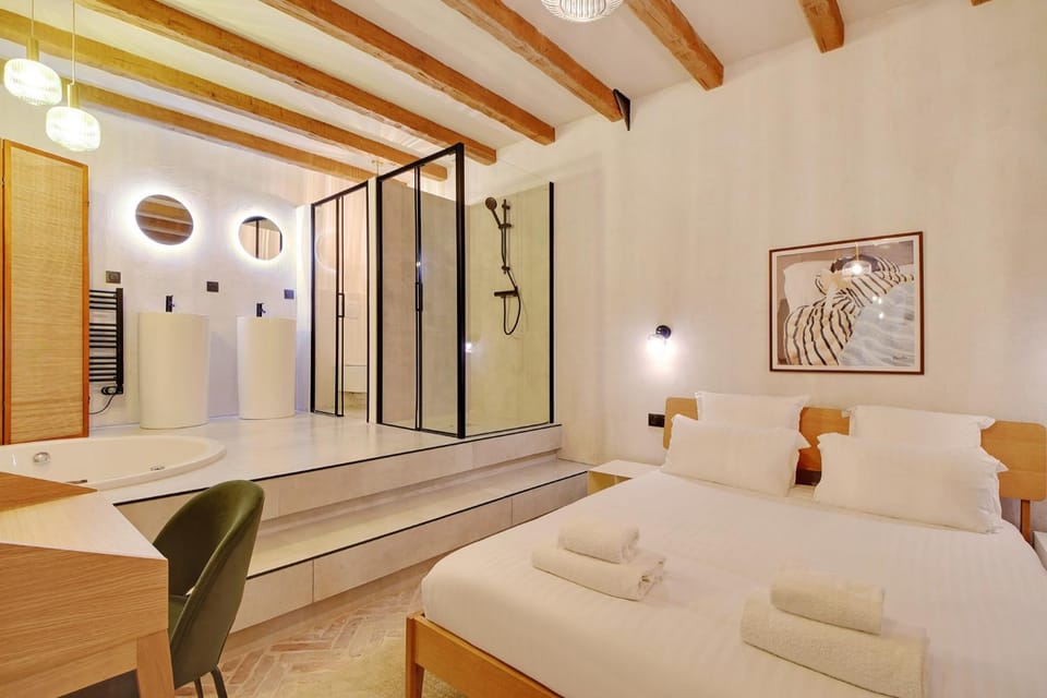 Bed, Bathroom, Photo of the whole room, Bedroom, towels