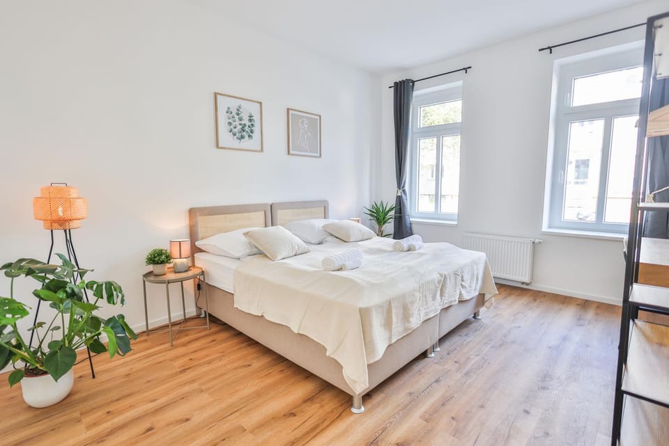 Bed, Bedroom, towels