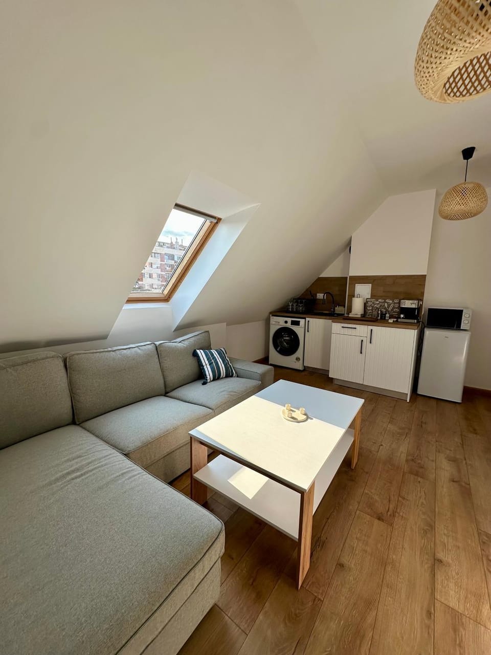Kitchen or kitchenette, Living room, Seating area, Dining area