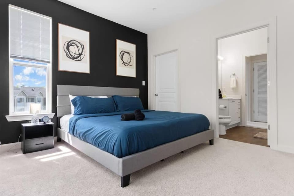 2BR King Bed Balcony Cary Crossroads Apartment in Cary