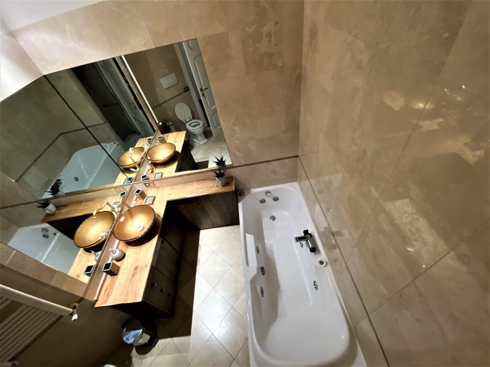 Hot Tub, Bathroom