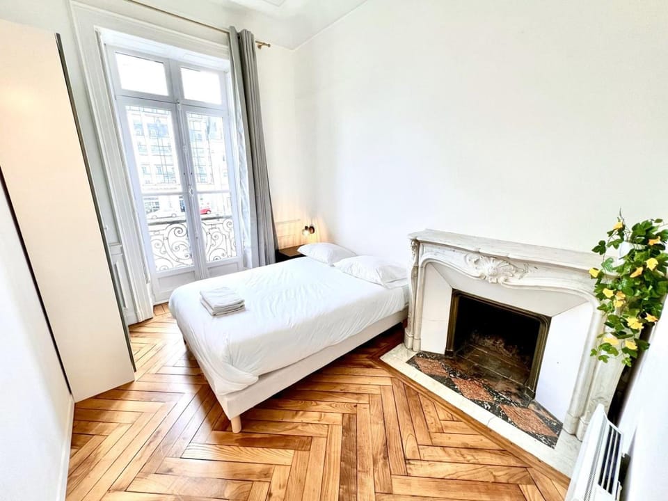 LAMENNAIS DROITE - Appartement Rennes 6P Apartment in Rennes