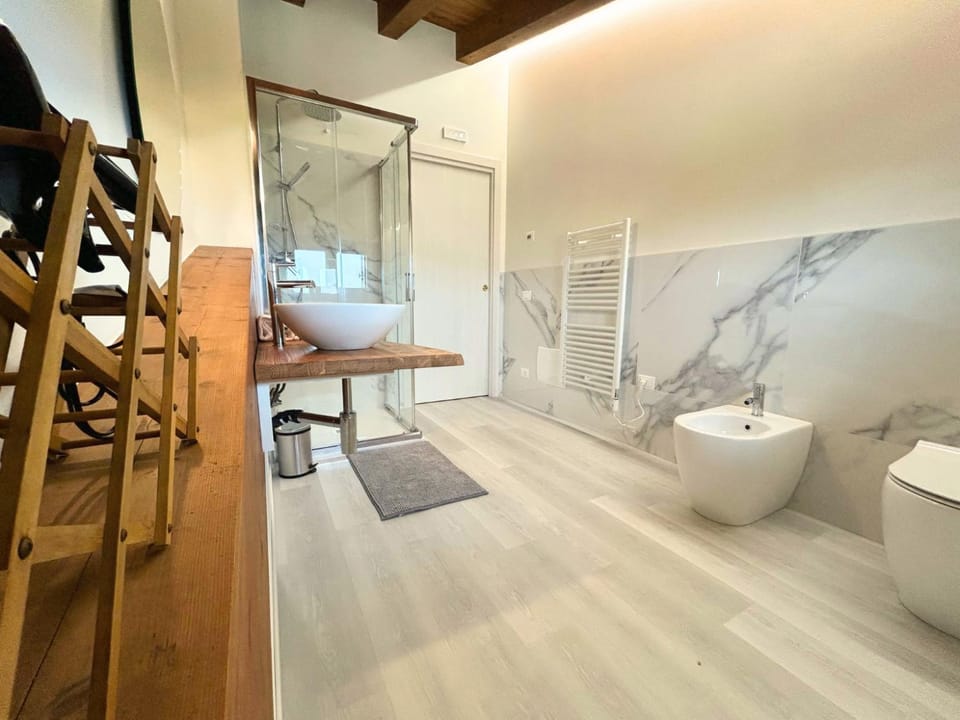 Shower, Toilet, Bathroom, towels