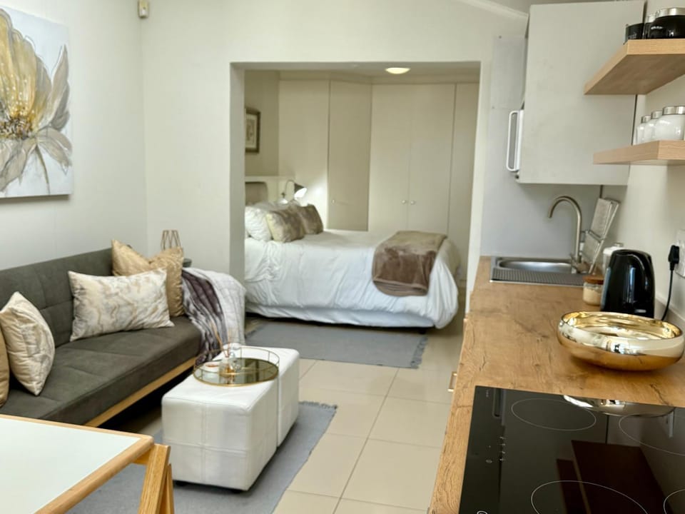 Bed, Kitchen or kitchenette, Living room, Photo of the whole room, Seating area, Dining area