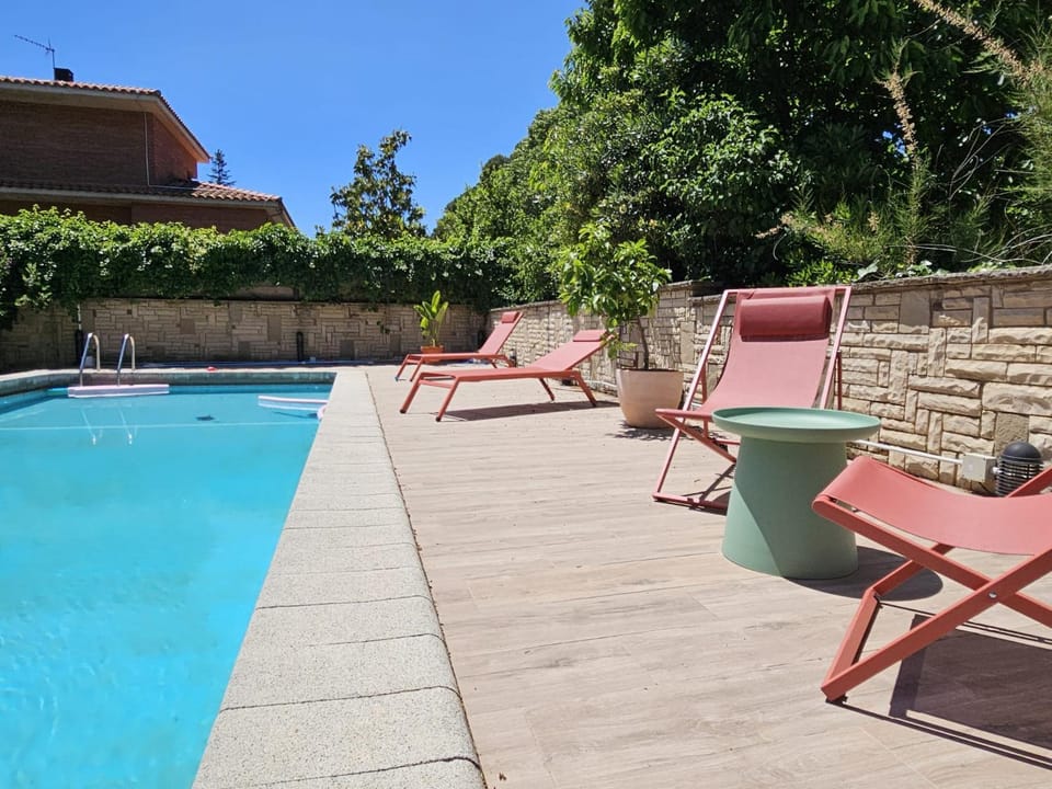 Swimming pool, sunbed