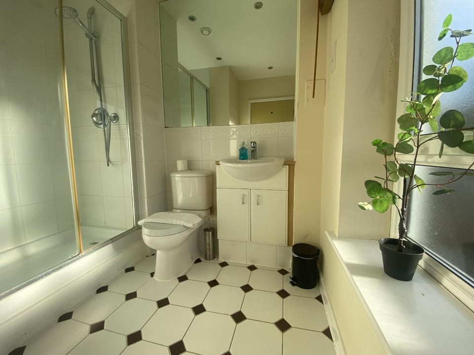 2-Bedroom Apartment with Balcony & Parking in Central Woking Apartment in Woking