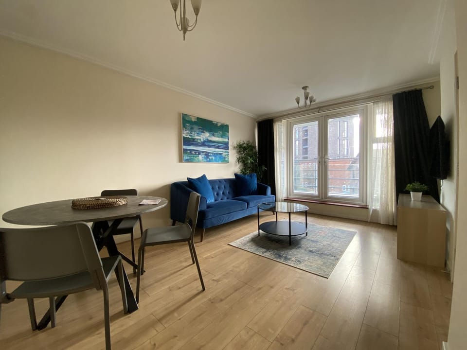 2-Bedroom Apartment with Balcony & Parking in Central Woking Apartment in Woking