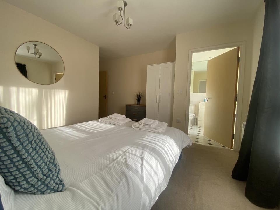 2-Bedroom Apartment with Balcony & Parking in Central Woking Apartment in Woking