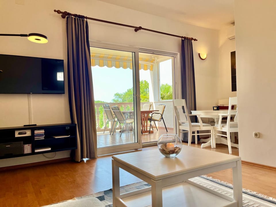 Communal lounge/ TV room, Living room, Seating area, Dining area