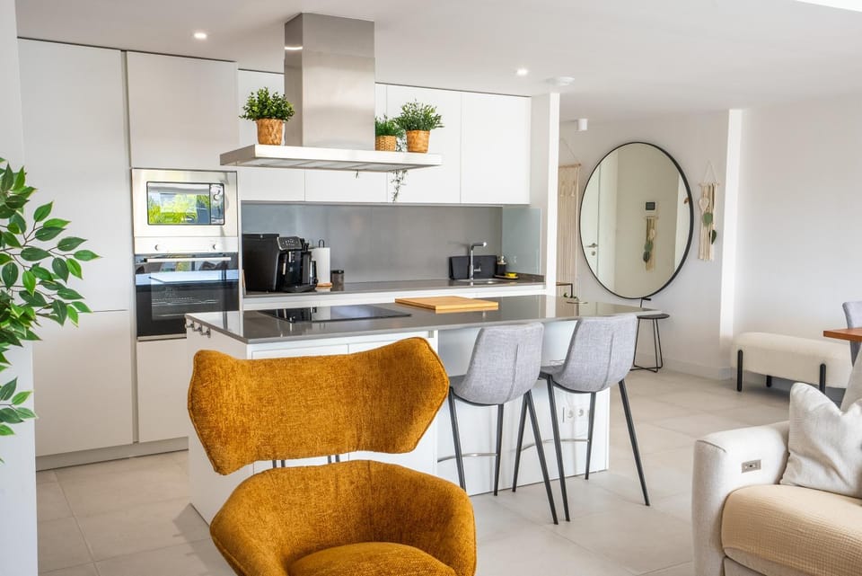 Coffee/tea facilities, Dining area, microwave, oven, kitchen