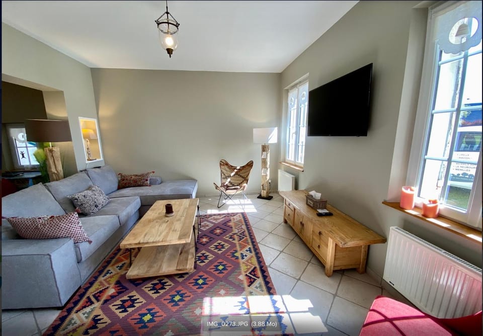 TV and multimedia, Living room, Seating area, Bedroom