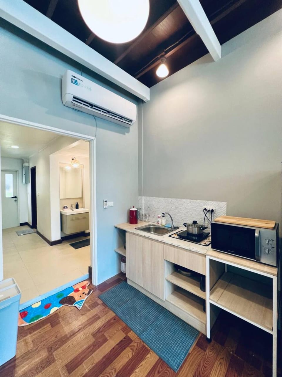 Kitchen or kitchenette, air conditioner