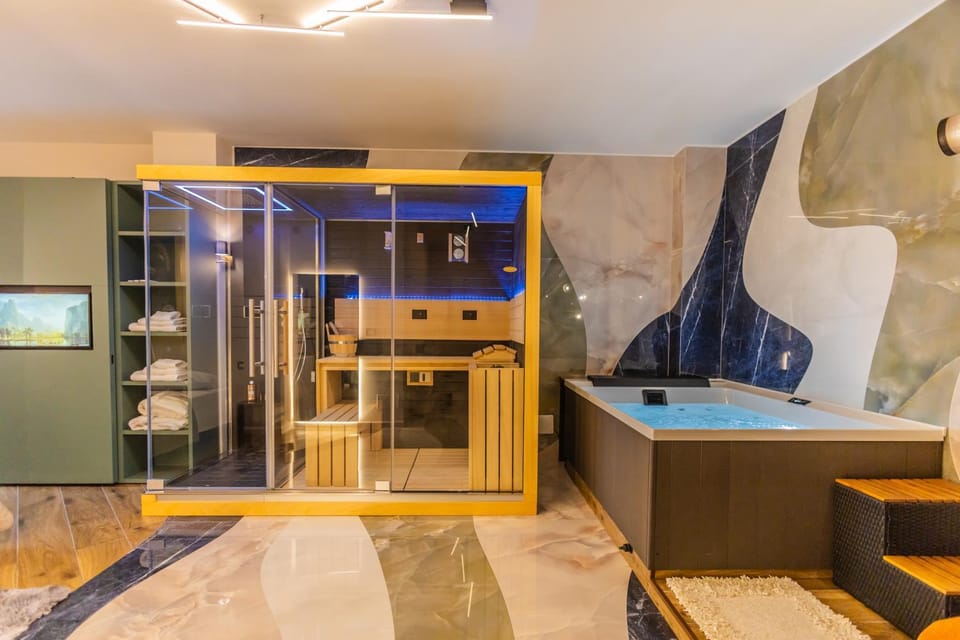 Hot Tub, Sauna