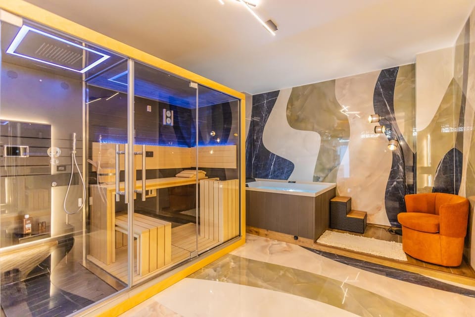Shower, Hot Tub, Sauna