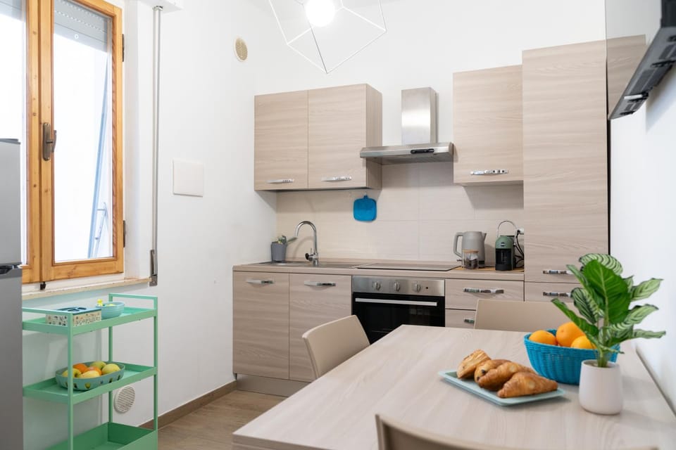 TV and multimedia, Coffee/tea facilities, Kitchen or kitchenette, Dining area, oven, stove