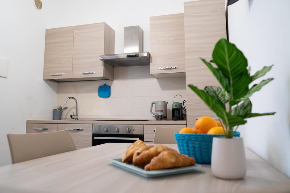 Coffee/tea facilities, Kitchen or kitchenette, Food and drinks, Dining area, Food, stove