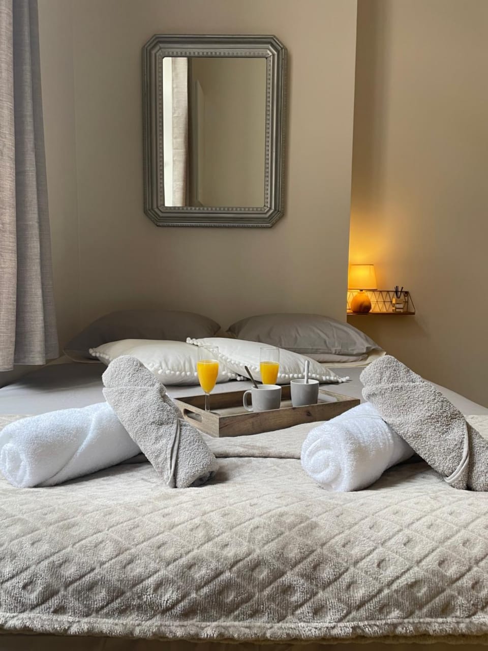 Bed, Bedroom, towels