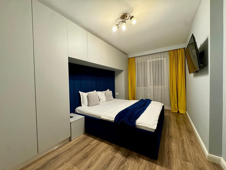 Bed, TV and multimedia, Photo of the whole room, Bedroom