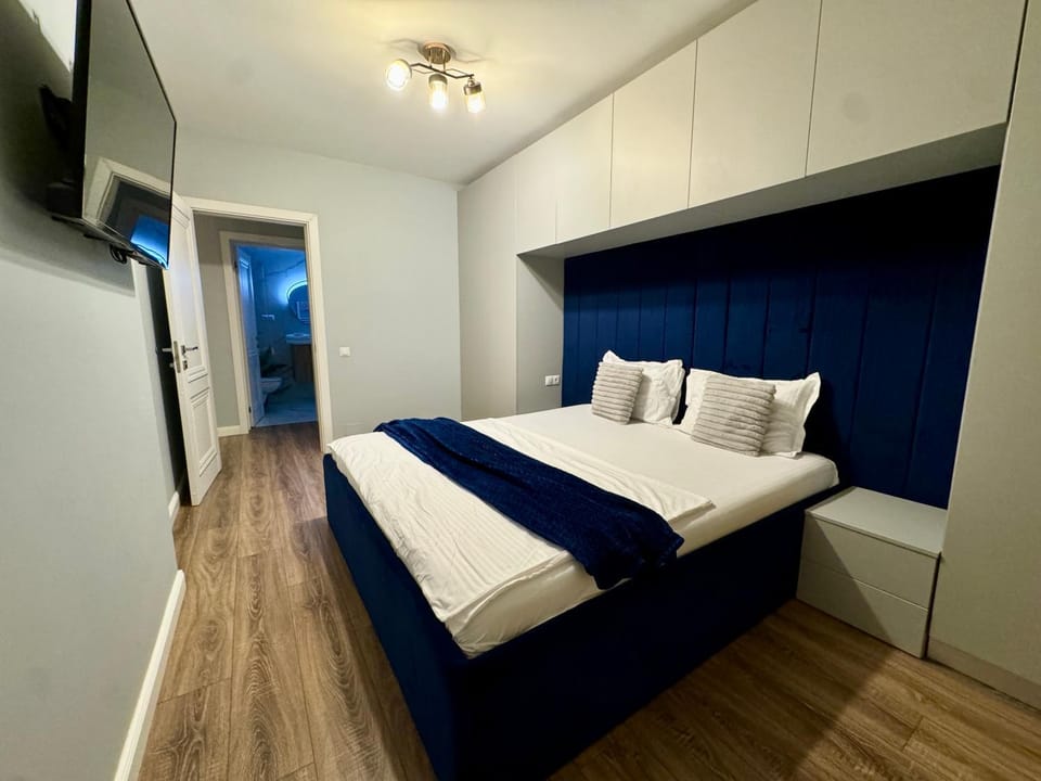 Bed, TV and multimedia, Photo of the whole room, Bedroom, wardrobe